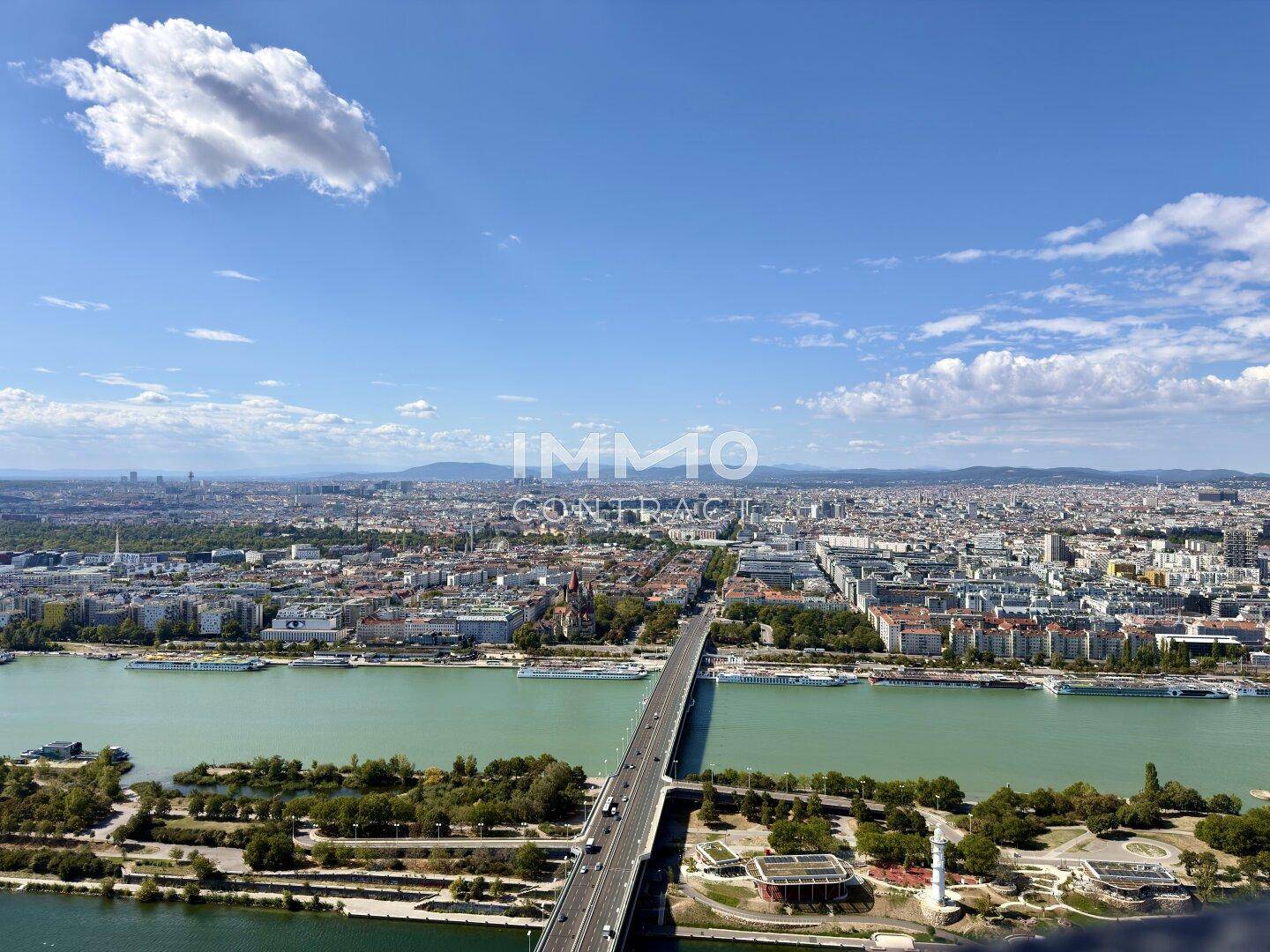 Beeindruckender Luftbildblick auf die Stadt, den Fluss mit Brücke und die weite Umgebung.