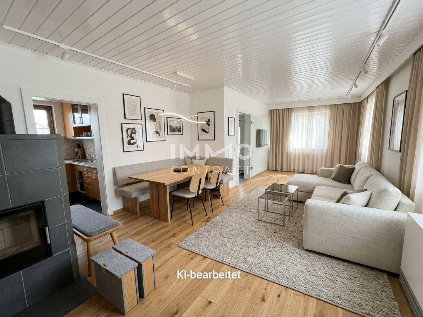 KI-bearbeiteter Wohn-Essbereich mit hellem Holzboden, modernem Sofa und Essbereich.