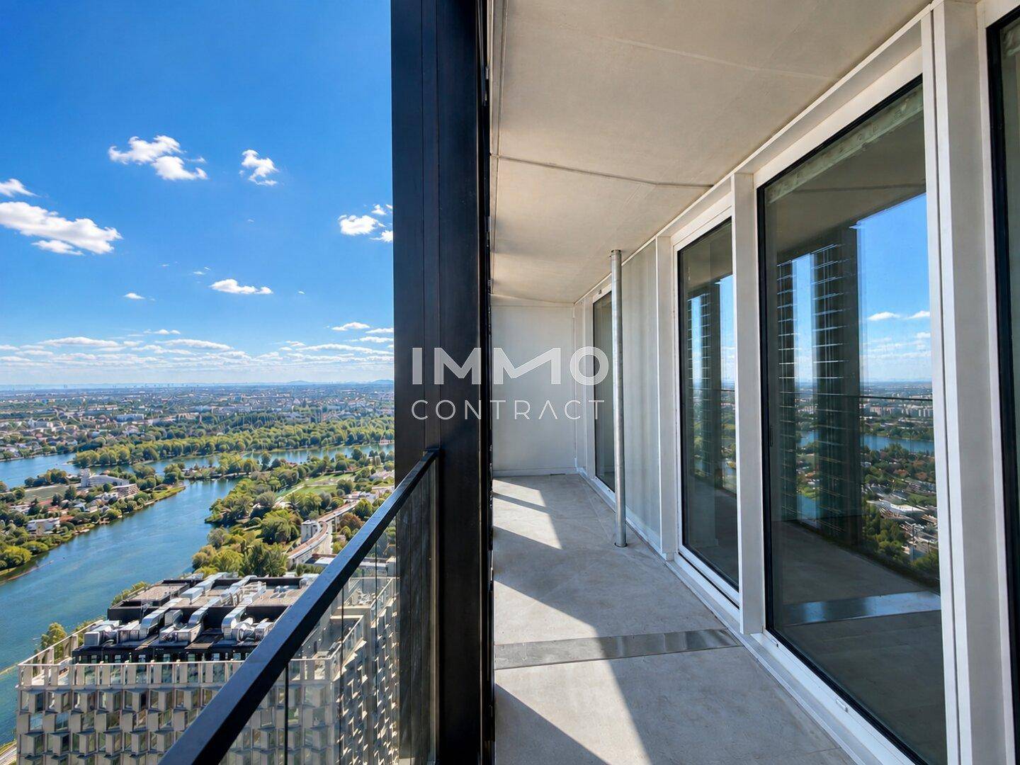 Geräumiger Balkon mit weitem Blick über die Stadtlandschaft und das Wasser.