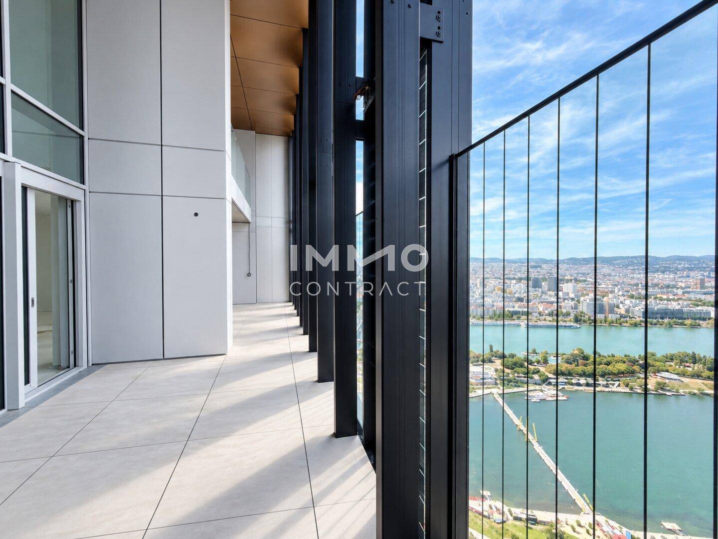 Weitläufige Terrasse mit Fliesenboden und beeindruckendem Panoramablick über die Stadt und den Fluss.
