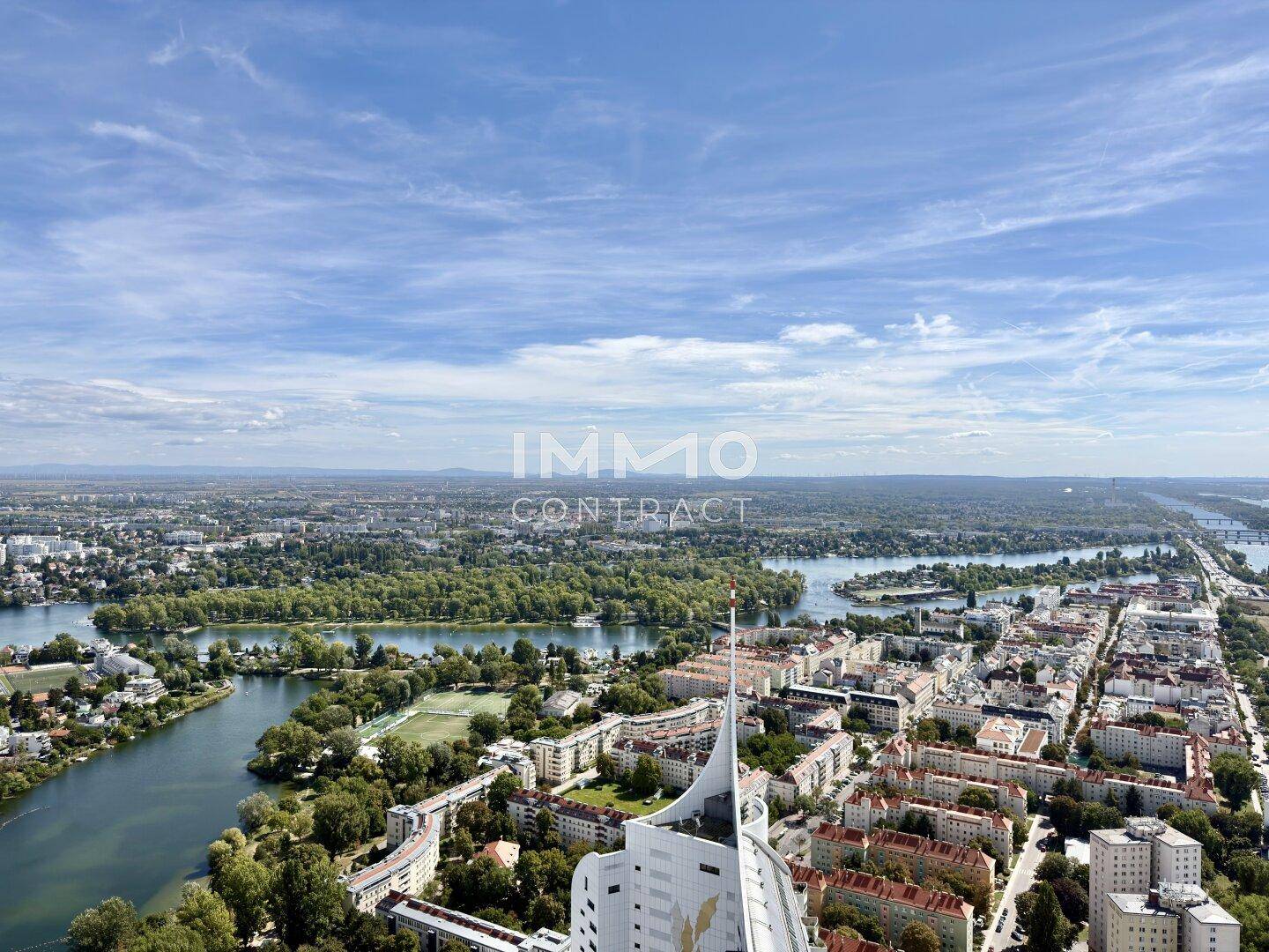 Panoramablick aus der Vogelperspektive auf die Stadt, den Fluss und die umliegende Landschaft.