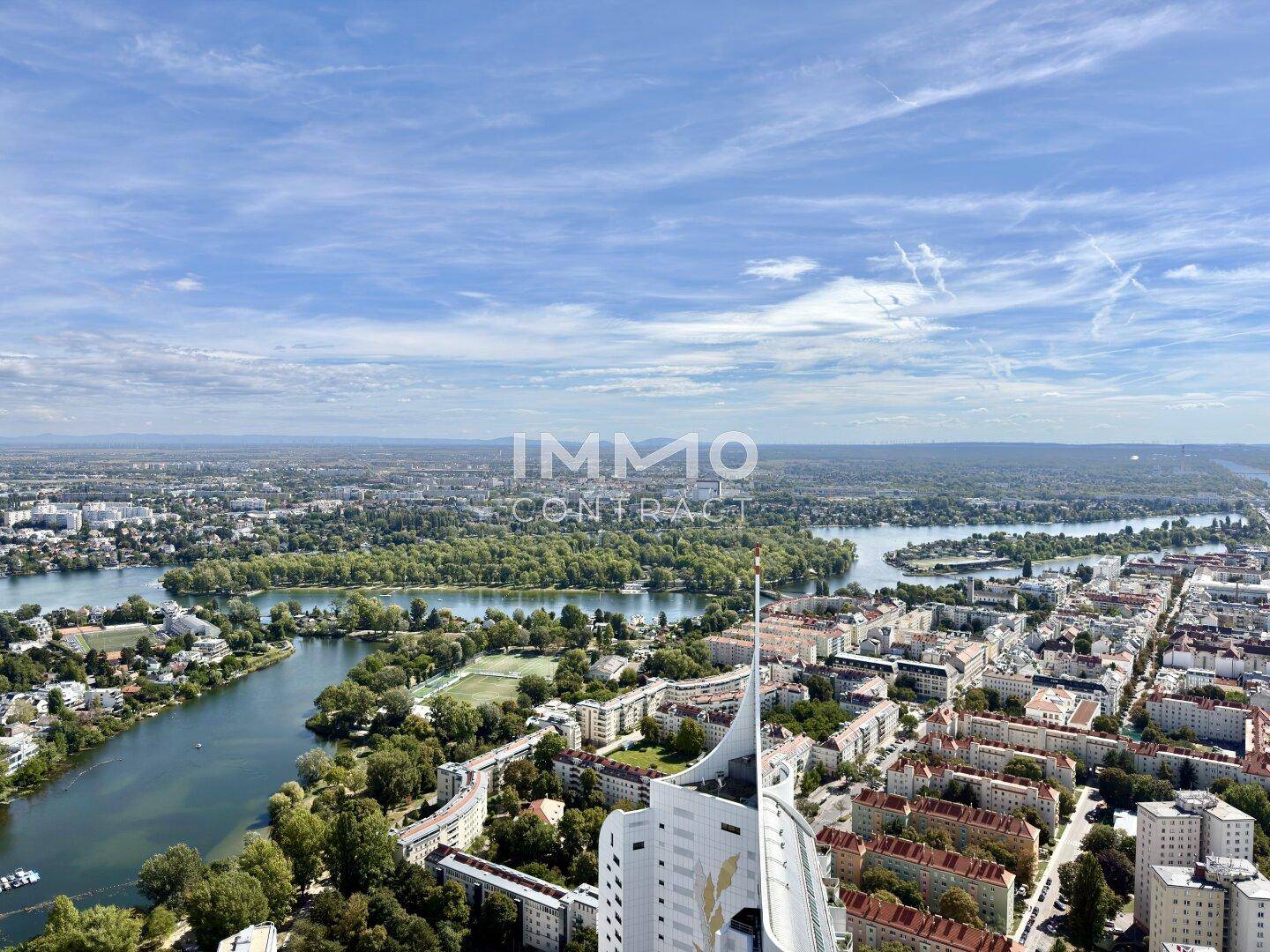 Panoramablick über die Stadt, den Fluss und die umliegende Landschaft von großer Höhe.