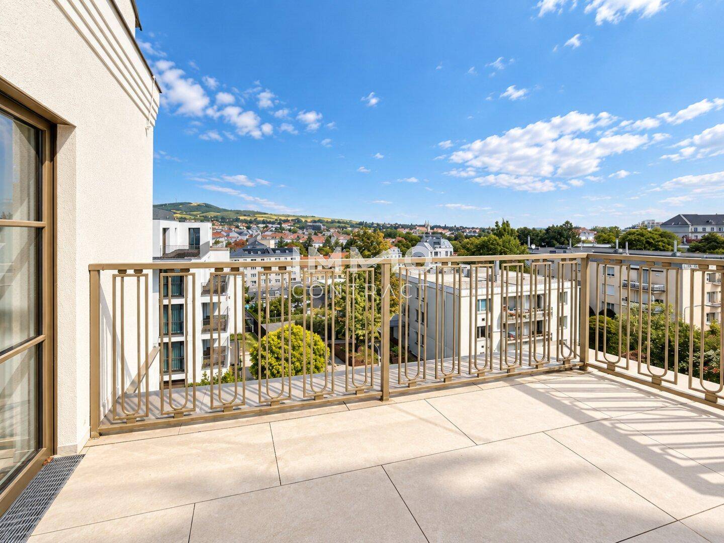 Geräumiger Balkon mit elegantem Geländer und weitem Blick über die städtische Umgebung.