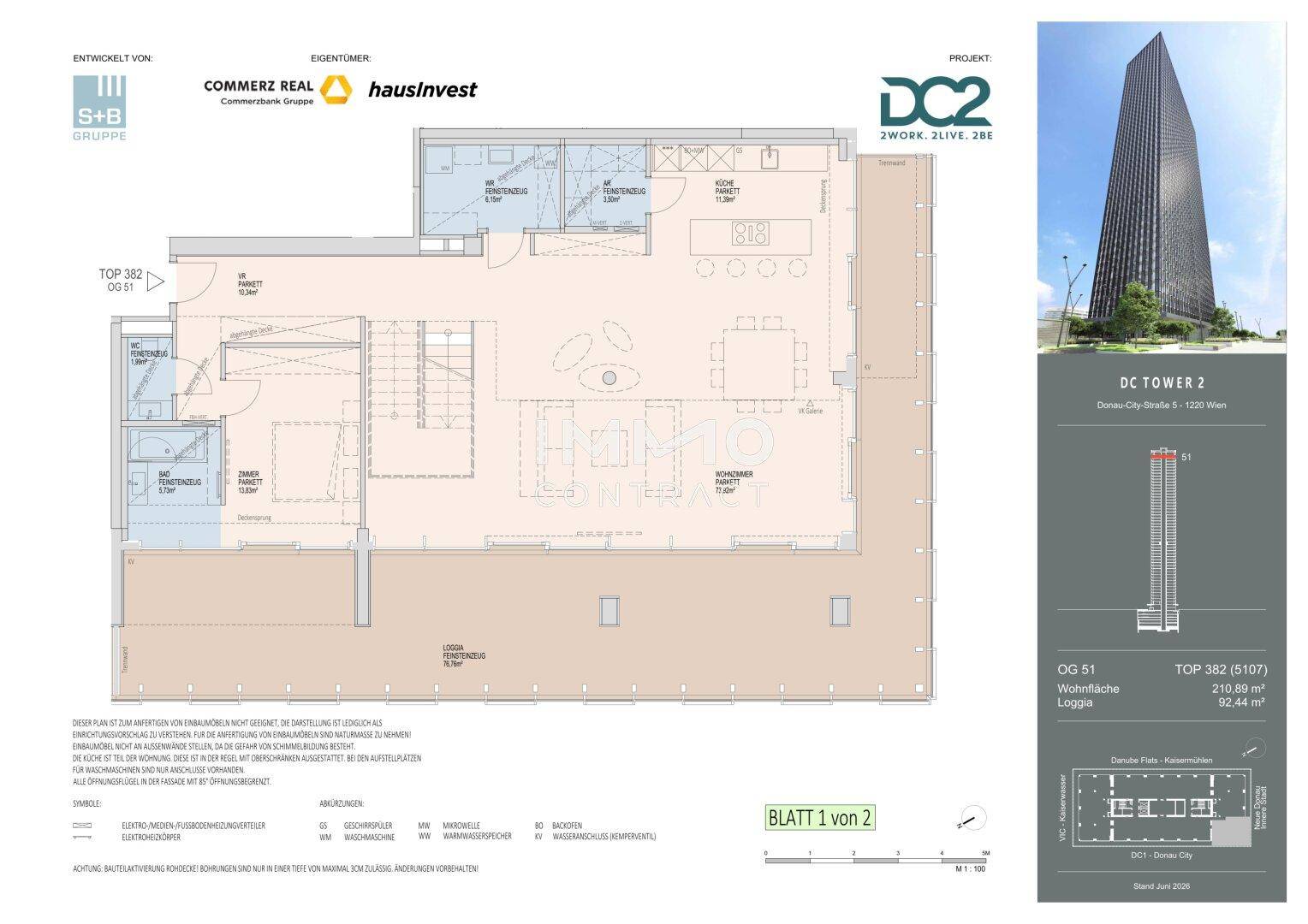 Grundrissplan des ersten Geschosses mit offenem Wohnbereich, Küche und Loggia.