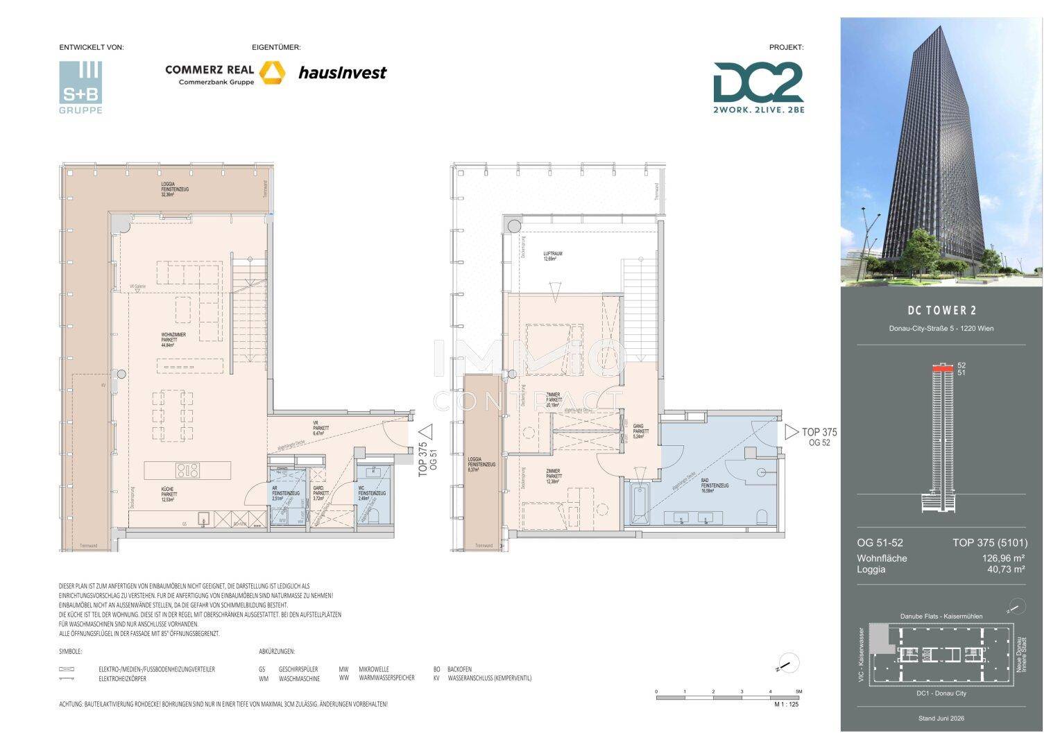 Detaillierter Grundriss einer Maisonette-Wohnung mit zwei Ebenen und Loggia.