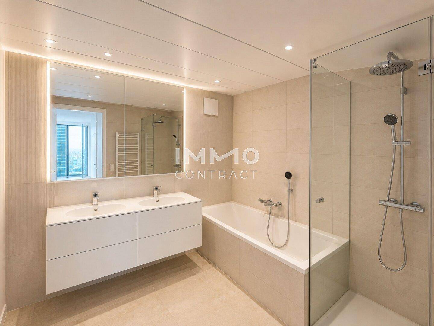 Modernes Badezimmer mit Doppelwaschbecken, Badewanne, Dusche und großem Spiegel.