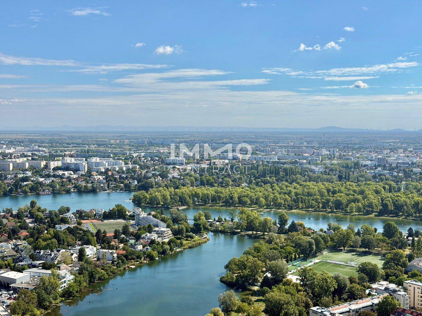 Panoramablick über die Stadt, den Fluss und die umliegende grüne Landschaft.