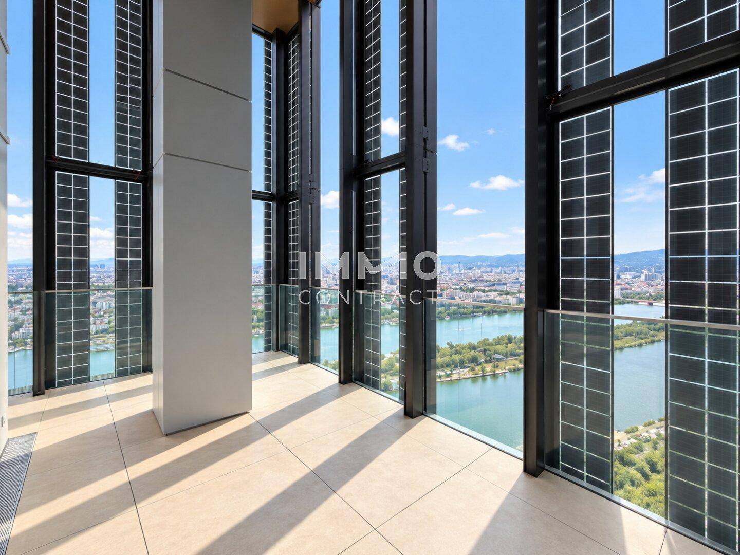 Moderne Loggia mit Fliesenboden und spektakulärem Panoramablick auf die Stadt und den Fluss.
