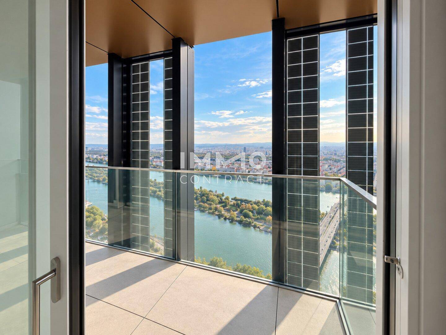 Blick vom Innenraum auf den Balkon mit Fliesenboden und Panoramablick auf die Stadt und den Fluss.