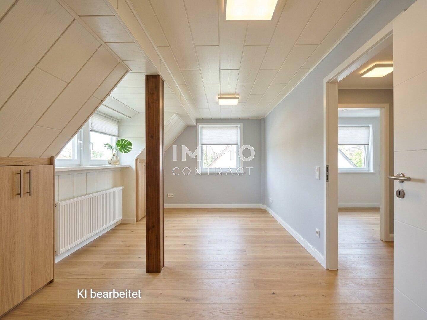 Geräumiges Dachzimmer mit Holzboden, Dachschrägen und viel natürlichem Licht.