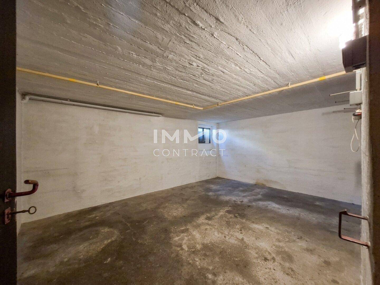 Leerer Kellerraum mit Betonboden und unverputzten Wänden, ideal als Lagerfläche.