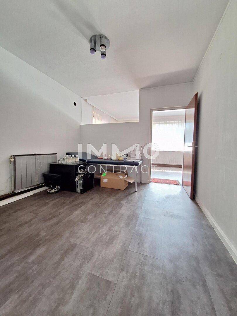Renoviertes Zimmer mit neuem Vinylboden und moderner Deckenleuchte.