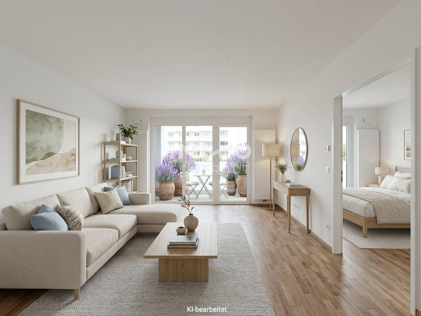 Helles Wohnzimmer mit modernem Sofa, Holzboden und Zugang zu einem bepflanzten Balkon.