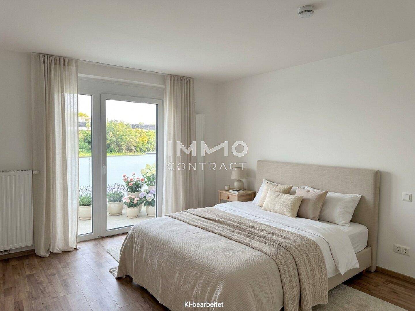 Gemütliches Schlafzimmer mit Doppelbett, Holzboden und direktem Zugang zum bepflanzten Balkon.