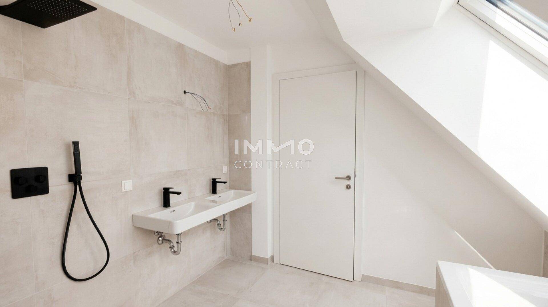 Modernes Badezimmer mit Doppelwaschbecken, Duschbereich und eleganten schwarzen Armaturen.