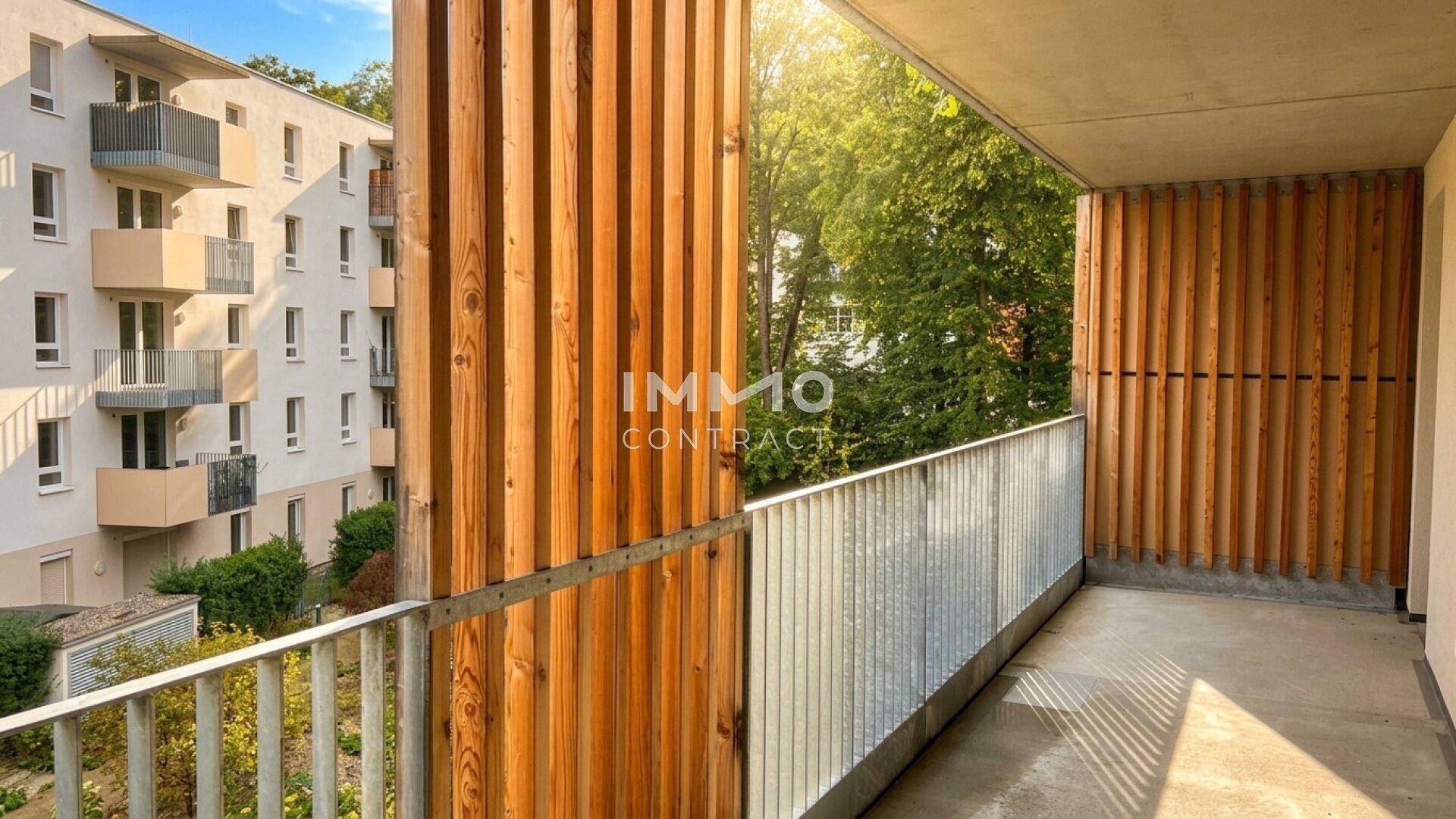 Heller Balkon mit Holzelementen und Blick ins Grüne, ideal für entspannte Stunden im Freien.