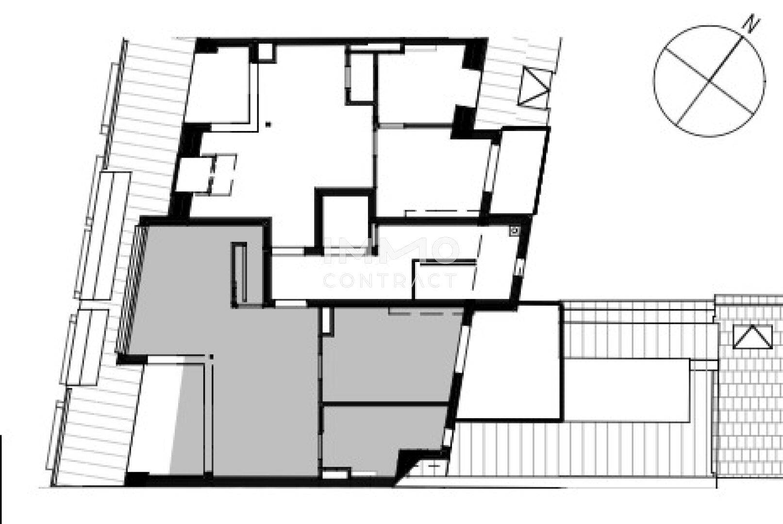 Übersichtlicher Grundriss einer Wohnung mit mehreren Räumen und Außenbereichen.