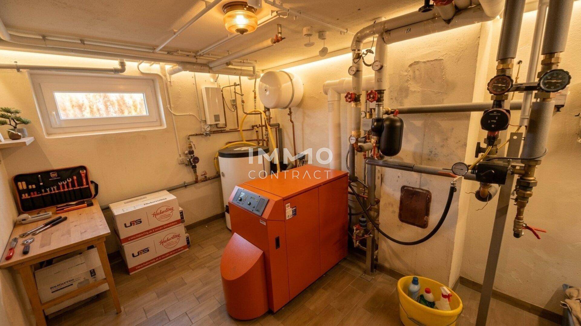 Heizungsraum im Keller mit Heizkessel, Rohren und Wartungswerkzeugen.