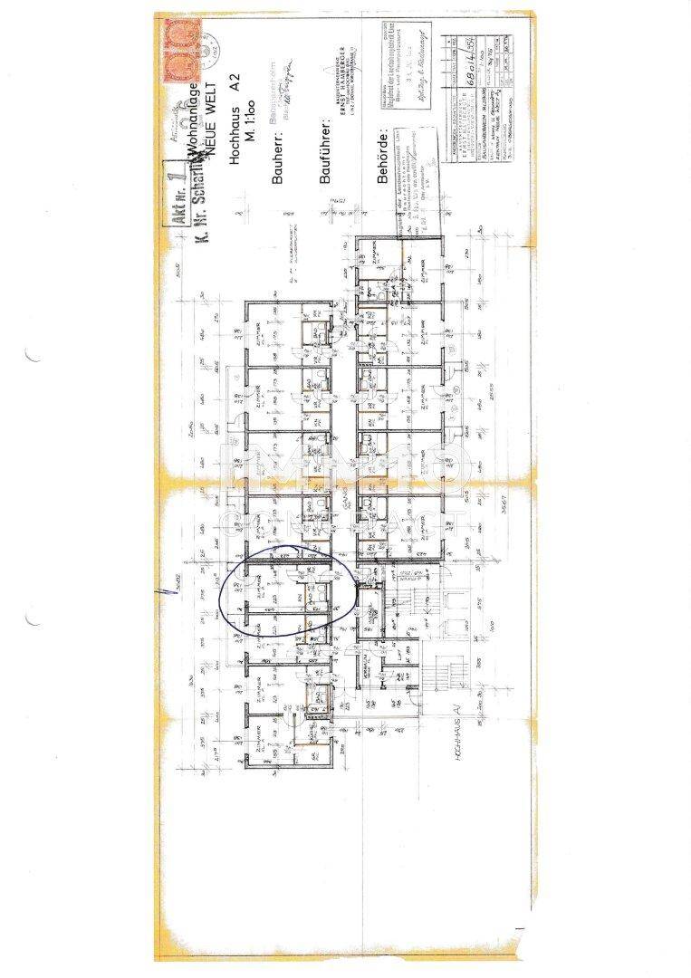 Detaillierter architektonischer Grundriss eines Mehrfamilienhauses mit mehreren Wohneinheiten.