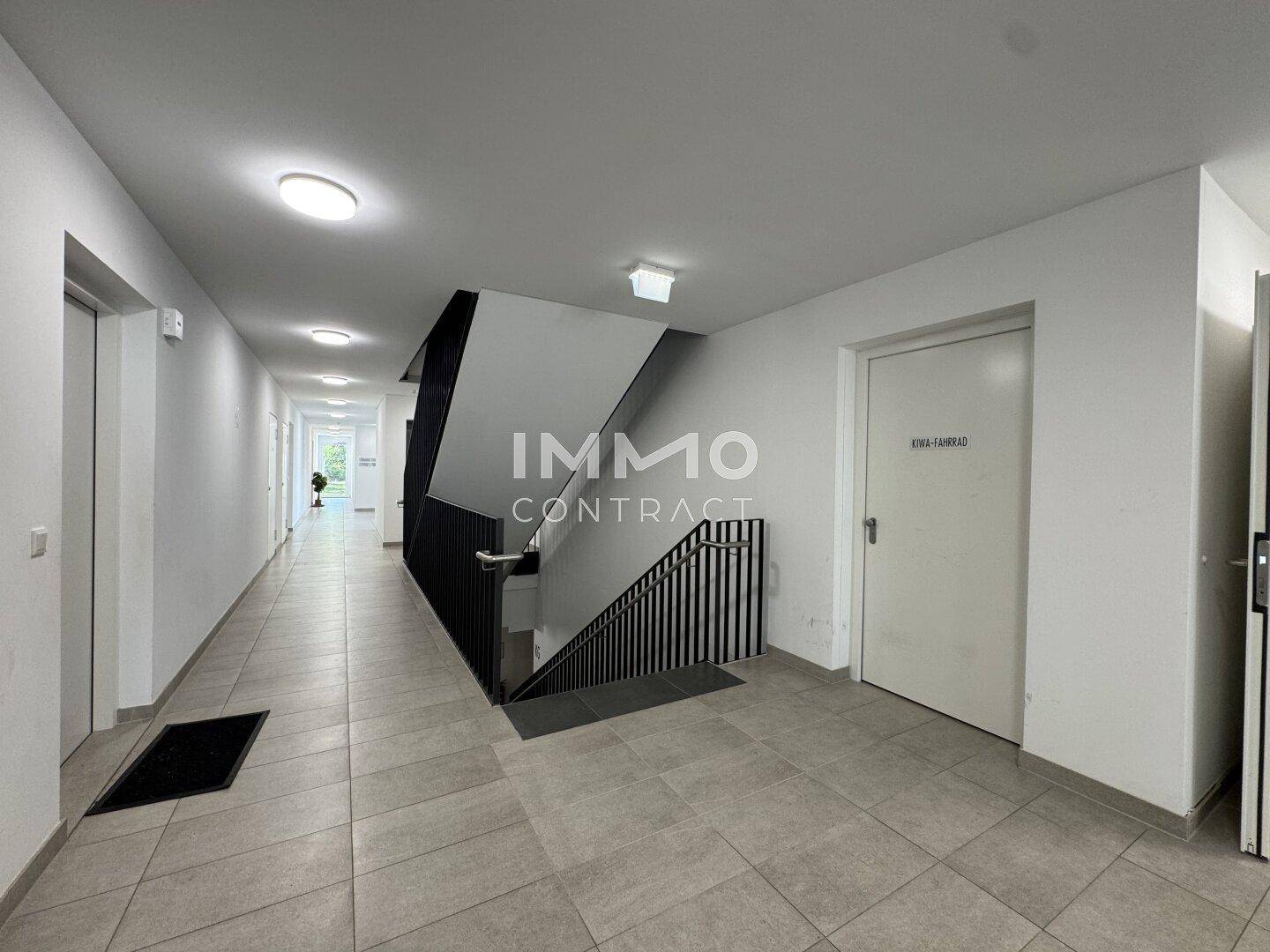 Heller und sauberer Hausflur mit Treppenhaus und Zugang zu den Wohneinheiten.