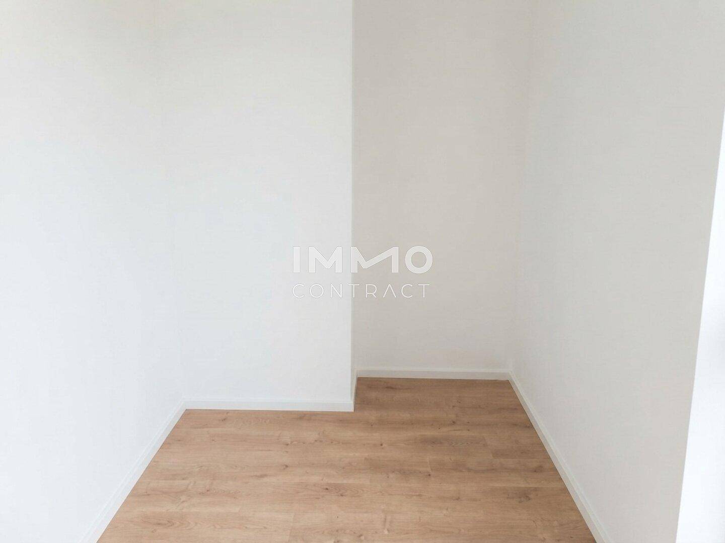 Kleiner, leerer Raum mit Laminatboden und weißen Wänden, vielseitig nutzbar als Abstellraum oder Büro.
