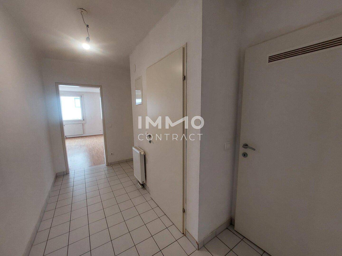 Eingangsflur der Wohnung mit Fliesenboden und Zugang zu weiteren Räumen.