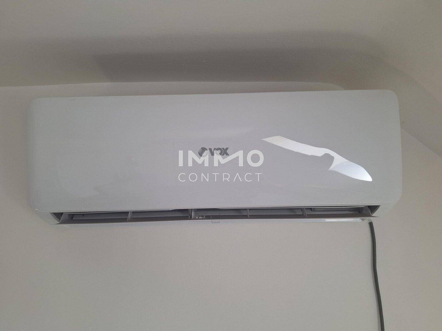 Nahaufnahme einer modernen Klimaanlage an der Wand.