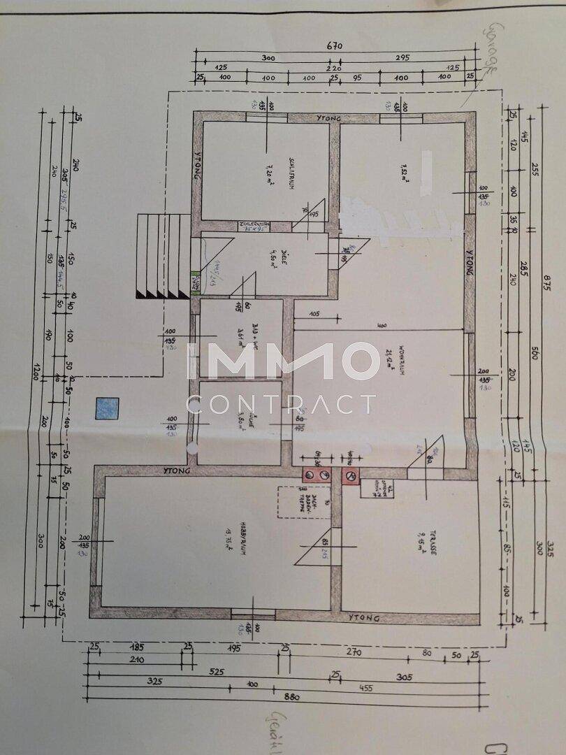 Handgezeichneter Grundriss des Hauses mit Raumaufteilung und Maßen.