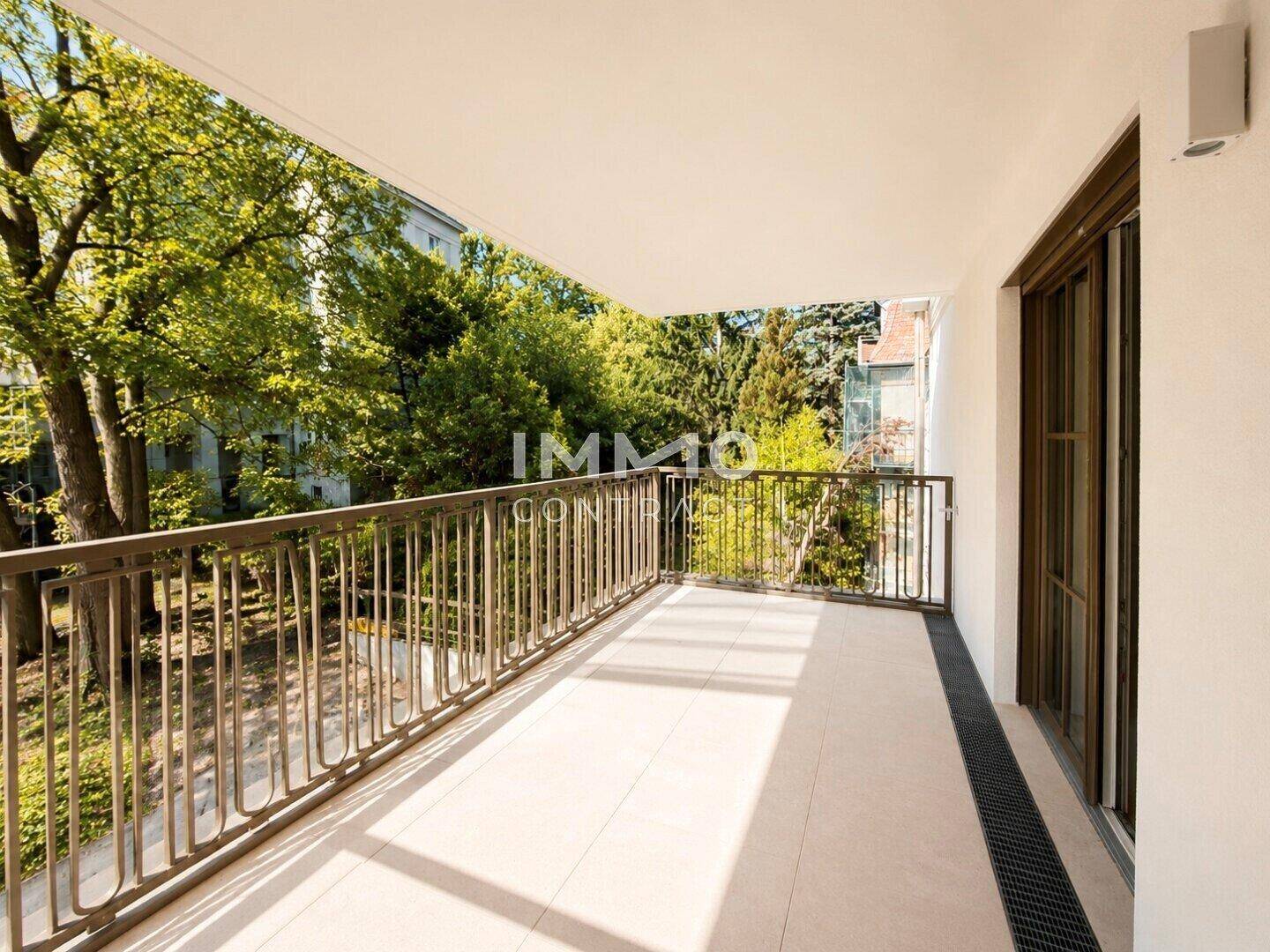 Geräumiger Balkon mit Fliesenboden und Blick ins Grüne, ideal für entspannte Stunden im Freien.