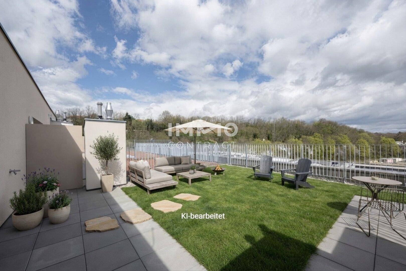 Geräumige Dachterrasse mit Rasenfläche, modernen Gartenmöbeln und weitem Blick ins Grüne.