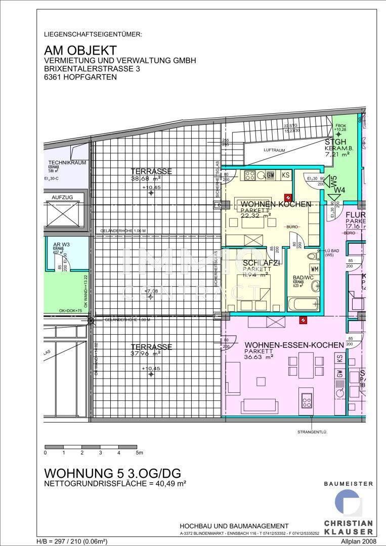 Detaillierter Grundriss einer Wohnung mit zwei Terrassen und offenem Wohn-Kochbereich.