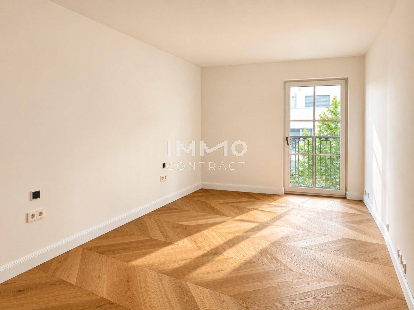 Gemütliches Zimmer mit hellem Fischgrätparkett und einem französischen Balkon für viel Licht.