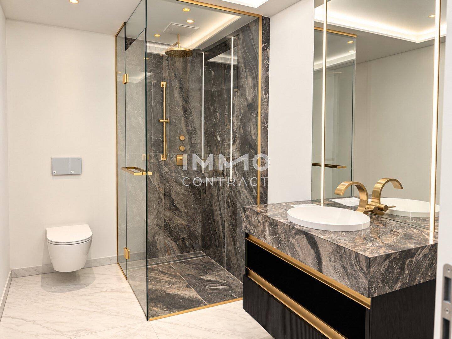Stilvolles Badezimmer mit begehbarer Dusche, modernem Waschtisch und Wand-WC, alles in dunklem Marmor.