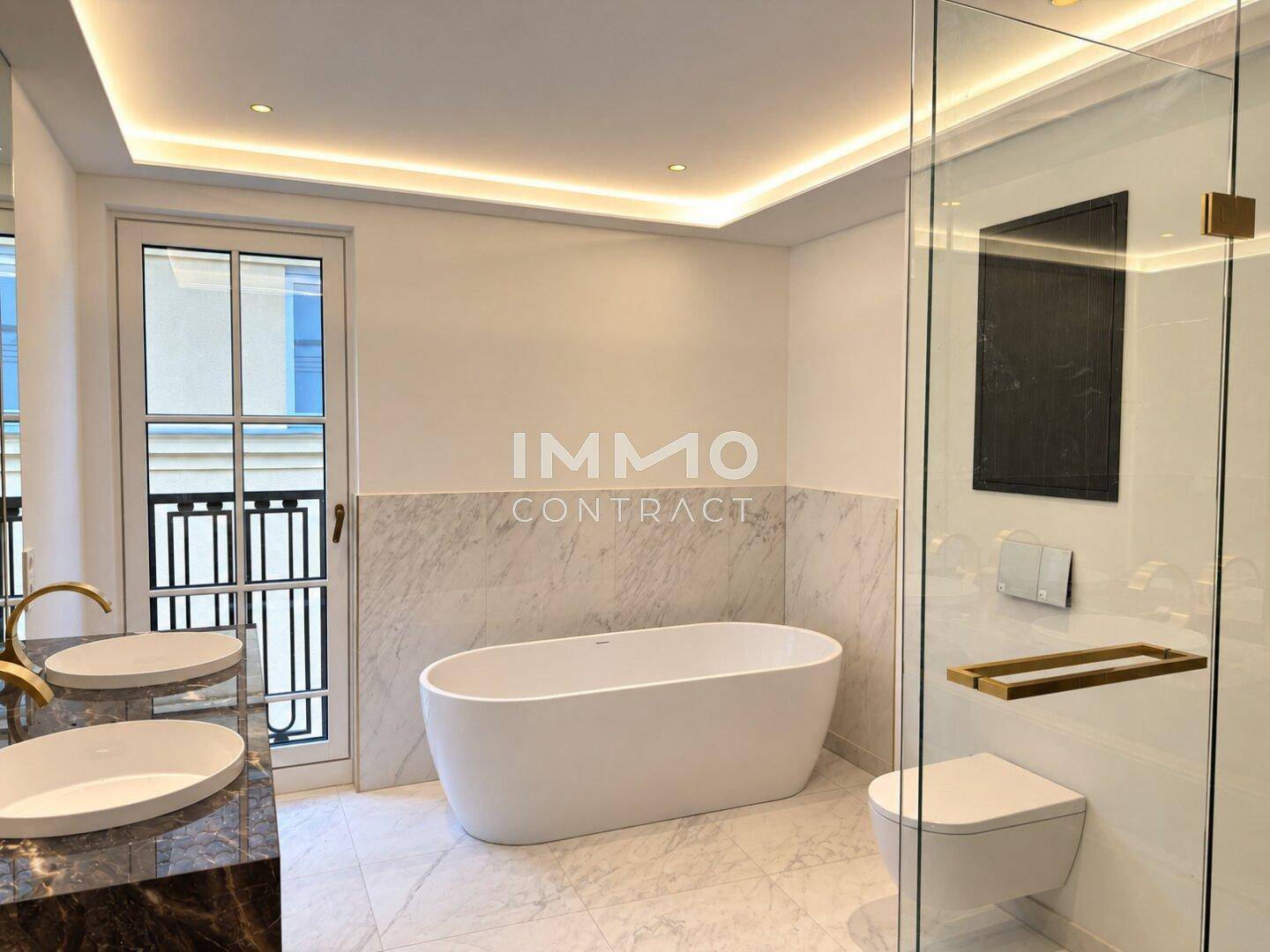 Elegantes Badezimmer mit freistehender Badewanne, begehbarer Dusche und modernen Armaturen.
