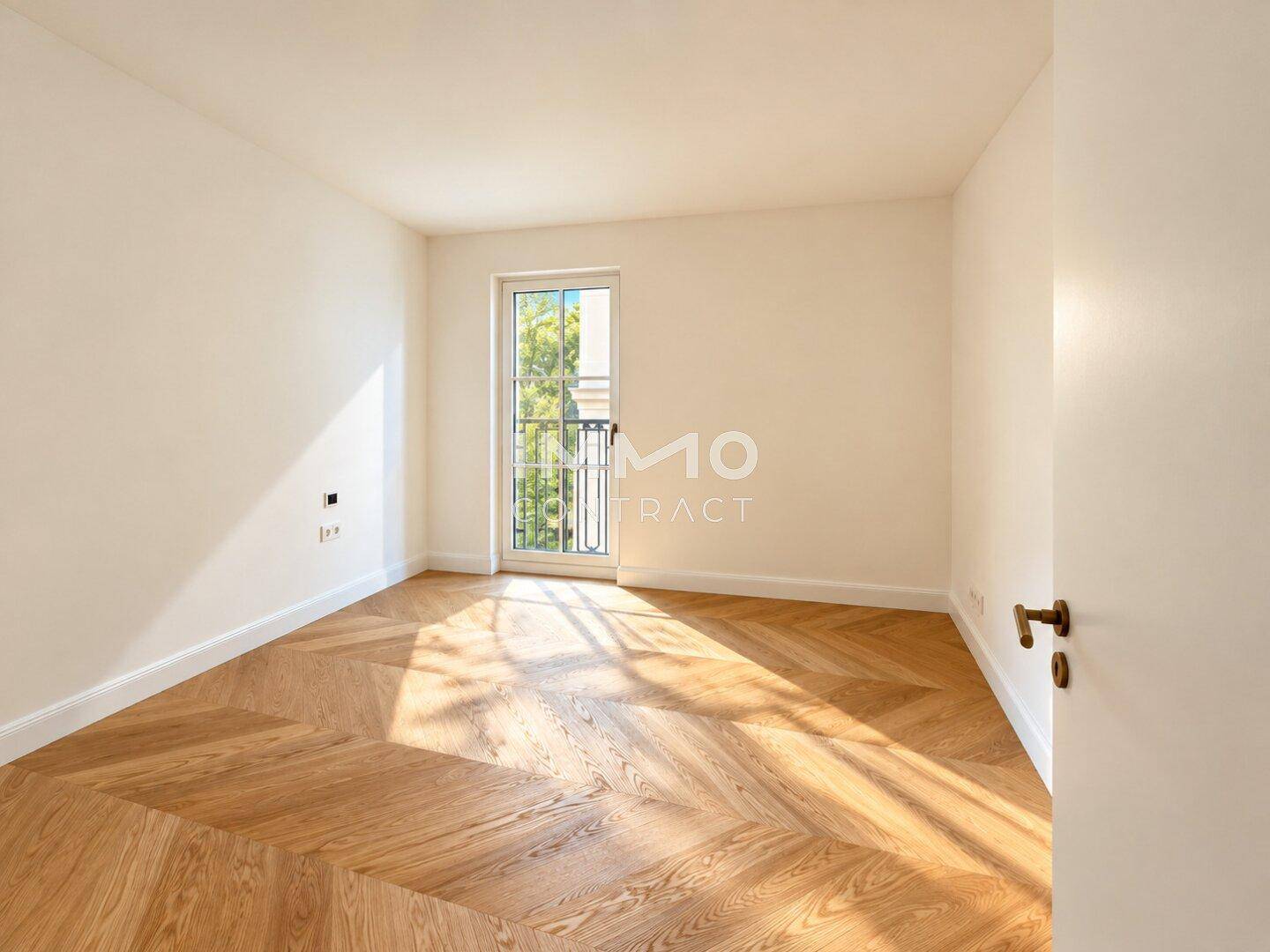 Helles Schlafzimmer mit Fischgrätparkett und Zugang zu einem französischen Balkon, ideal für viel Tageslicht.