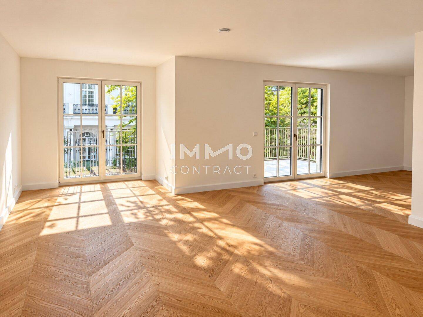 Helles Wohnzimmer mit elegantem Fischgrätparkett und großen Fenstertüren, die viel Tageslicht hereinlassen.