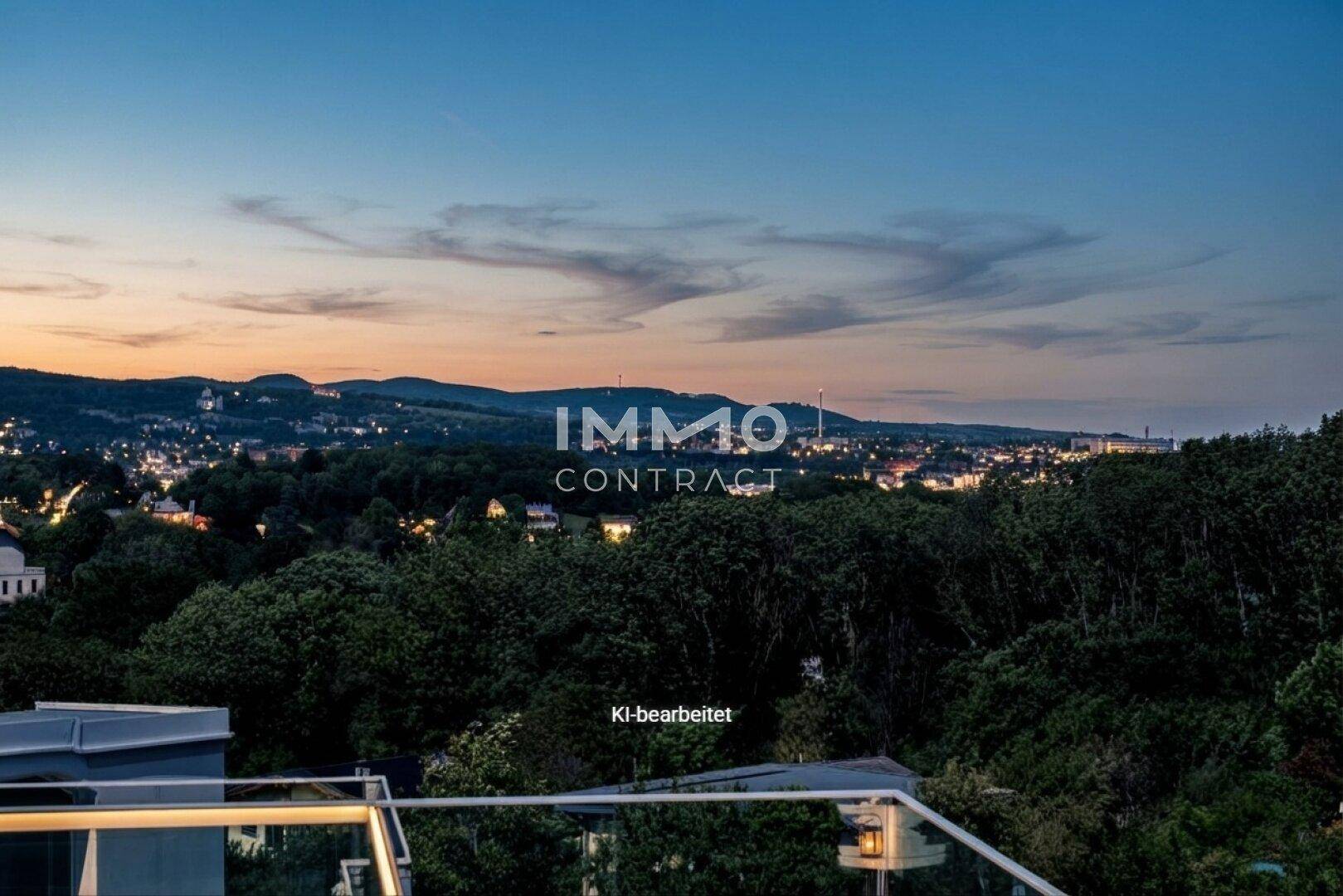 Panoramablick von einer Dachterrasse auf eine Stadtlandschaft und grüne Umgebung bei Dämmerung.