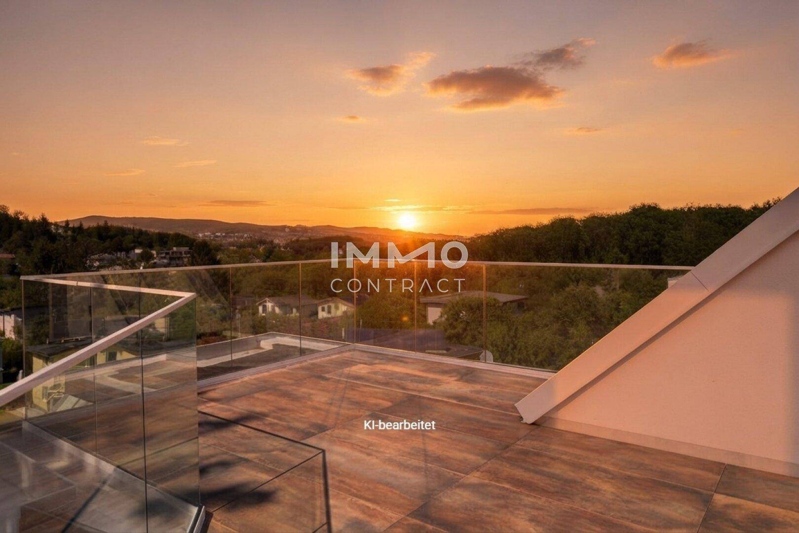 Geräumige Dachterrasse mit Glasgeländer und Fliesenboden, bietet einen weiten Blick bei Sonnenuntergang.