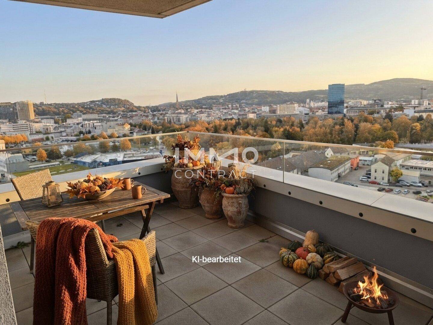 Gemütliche Terrasse mit Sitzgelegenheiten, Herbstdekoration und weitem Stadtblick bei Sonnenuntergang.