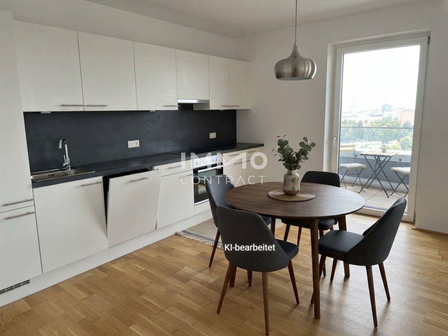 Moderne Küche mit weißen Schränken, Essbereich und Zugang zu einem Balkon mit Stadtblick.
