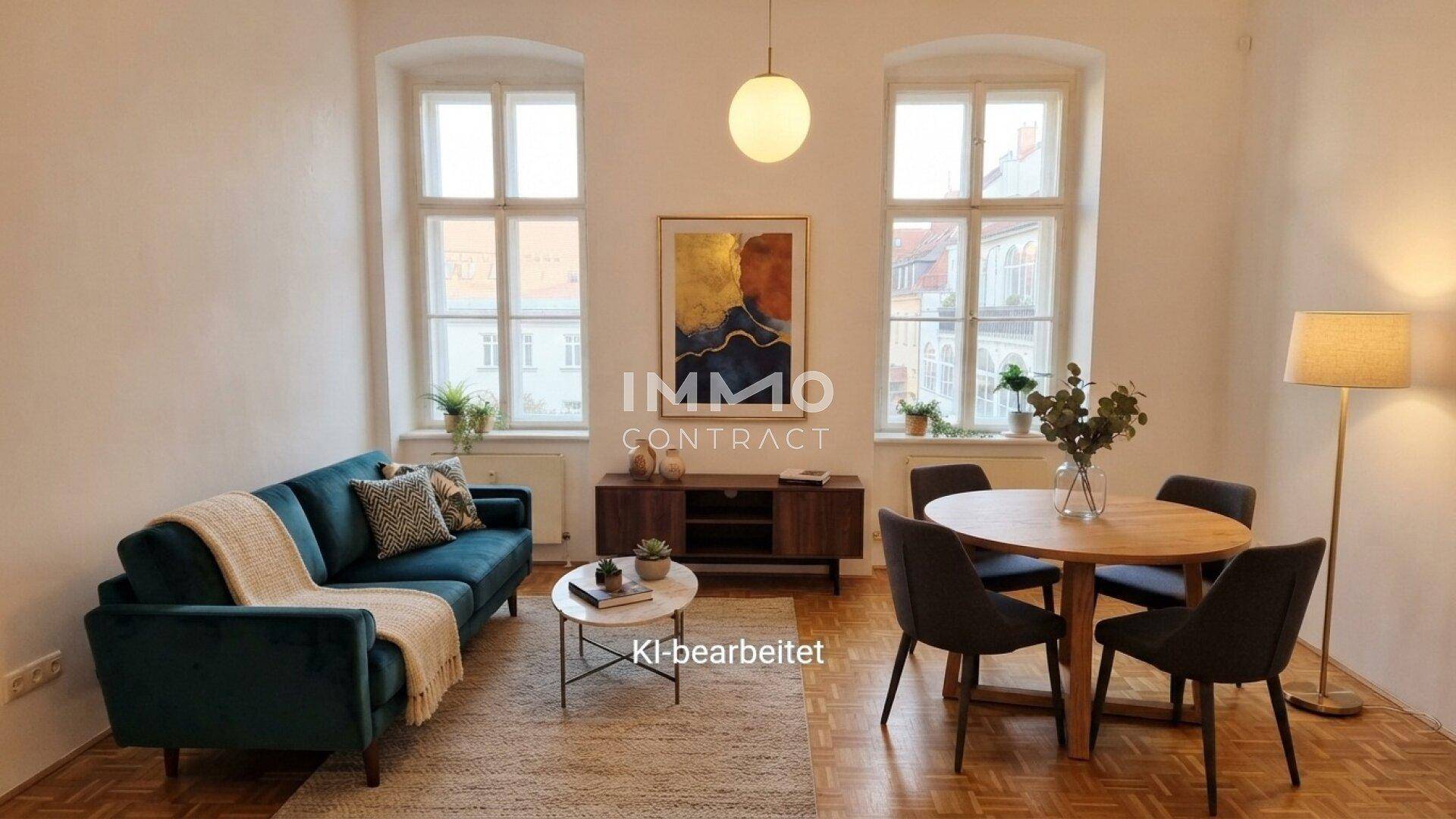 Heller Wohn-Essbereich mit blauer Couch, Holzboden und modernem Kunstwerk an der Wand.
