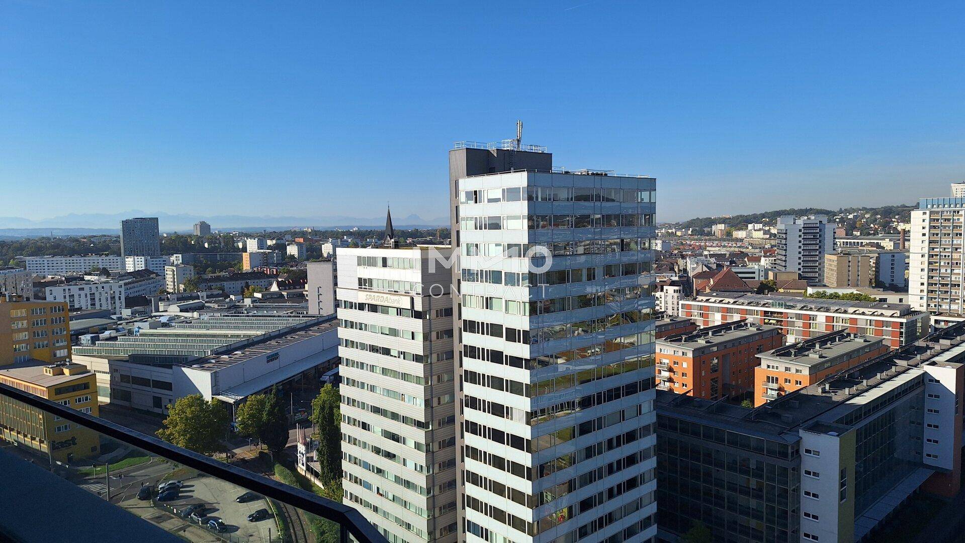 Weitblick über die städtische Skyline mit modernen Hochhäusern und umliegenden Gebäuden.
