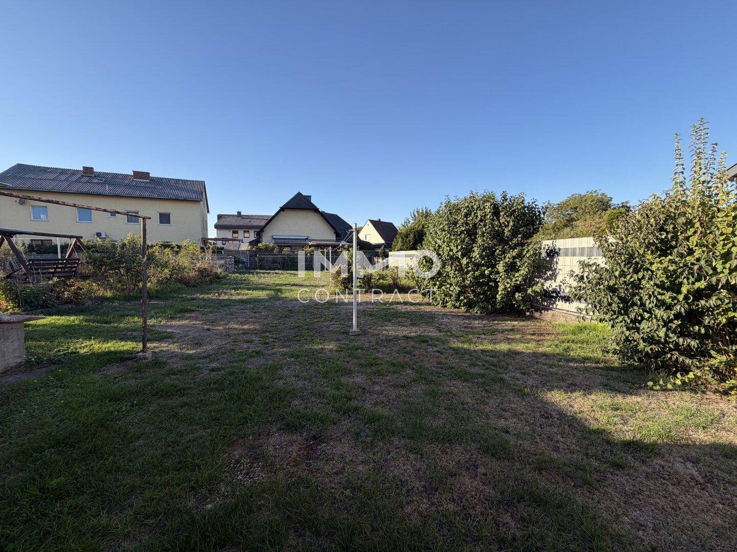 Weitläufiger Gartenbereich mit Rasen und Sträuchern, ideal für Erholung im Freien.