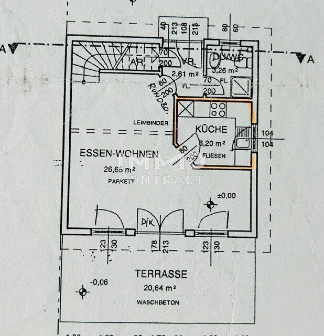 Grundriss des Erdgeschosses mit offenem Wohn-Essbereich, Küche, WC und großer Terrasse.