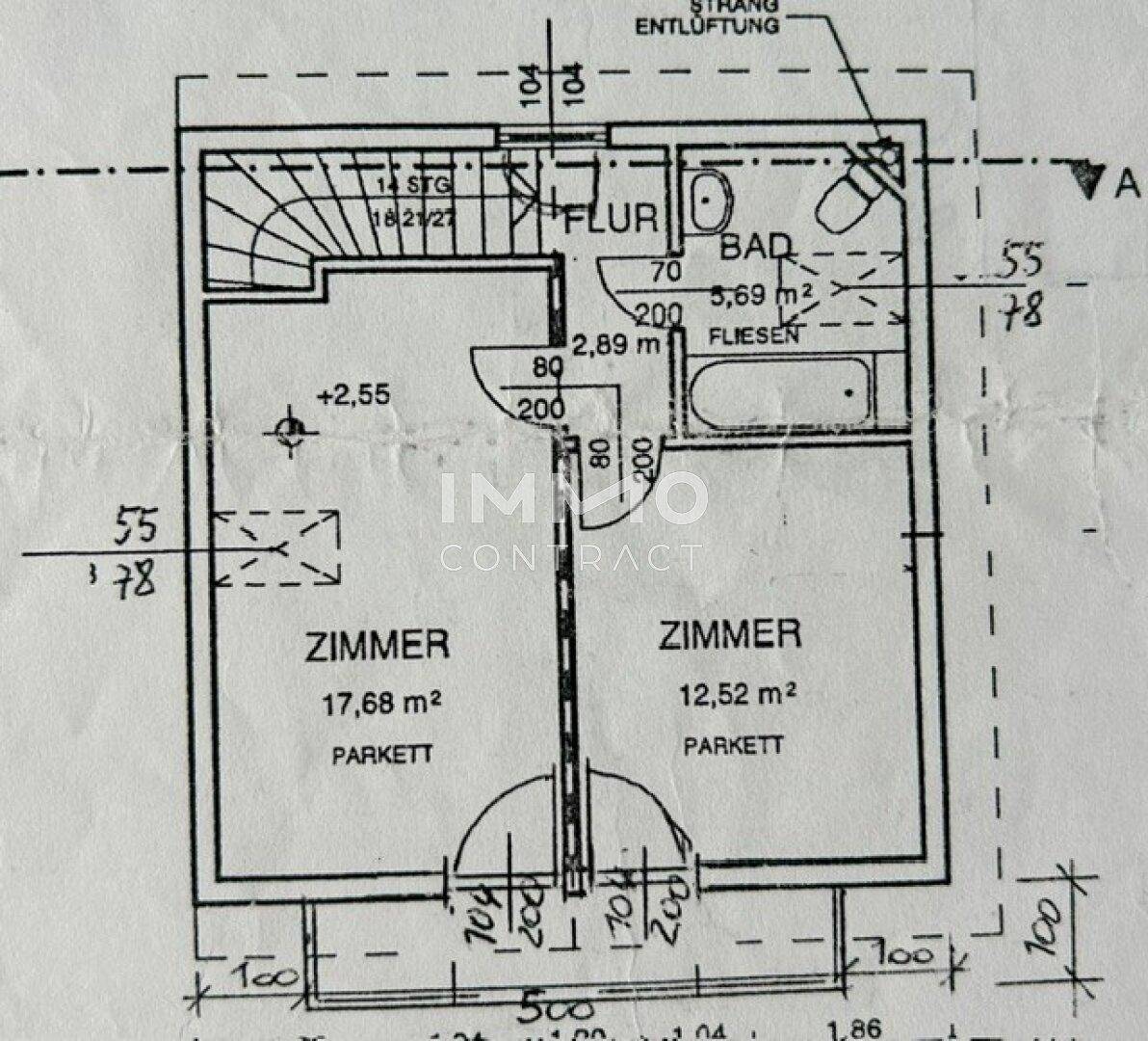 Grundriss des Obergeschosses mit zwei Zimmern, Badezimmer und Flur.