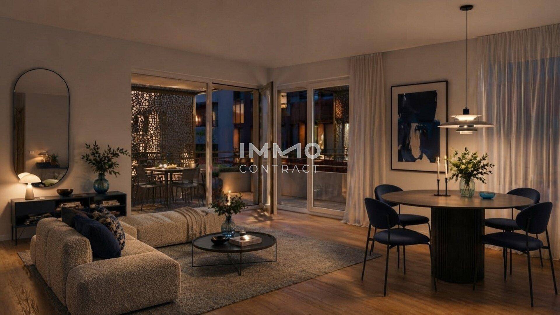 Gemütlicher Wohn-Essbereich am Abend mit Holzboden und Zugang zu einem beleuchteten Balkon.