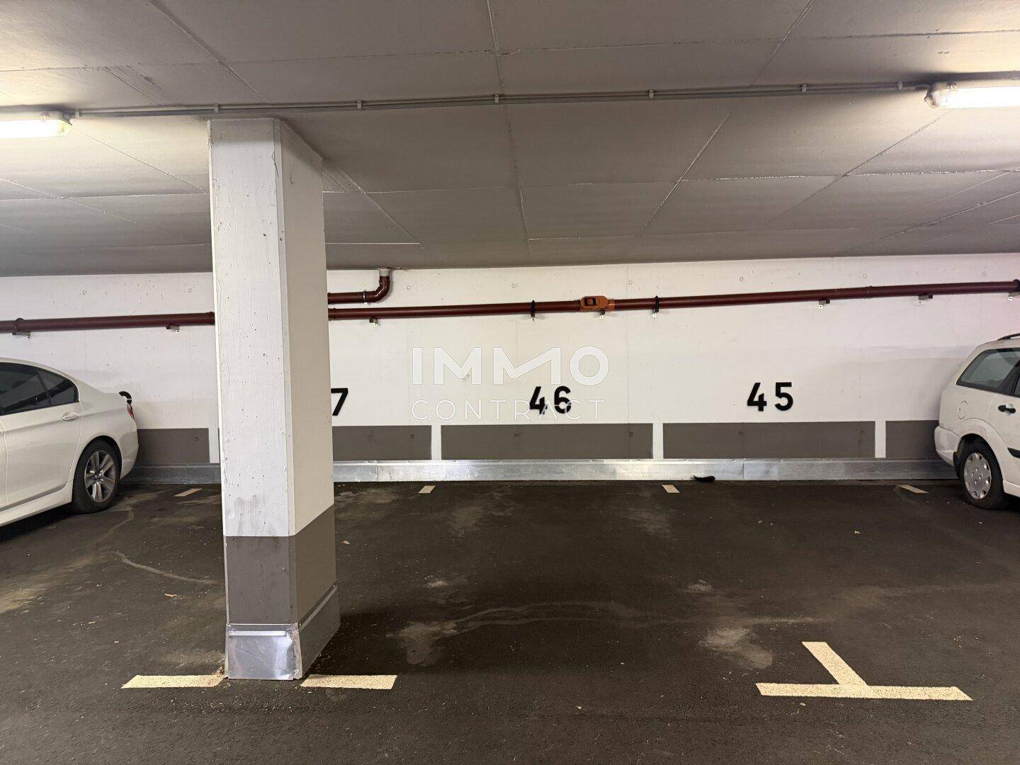 Tiefgaragenstellplatz mit klarer Markierung, bietet sicheren Parkraum für Fahrzeuge.