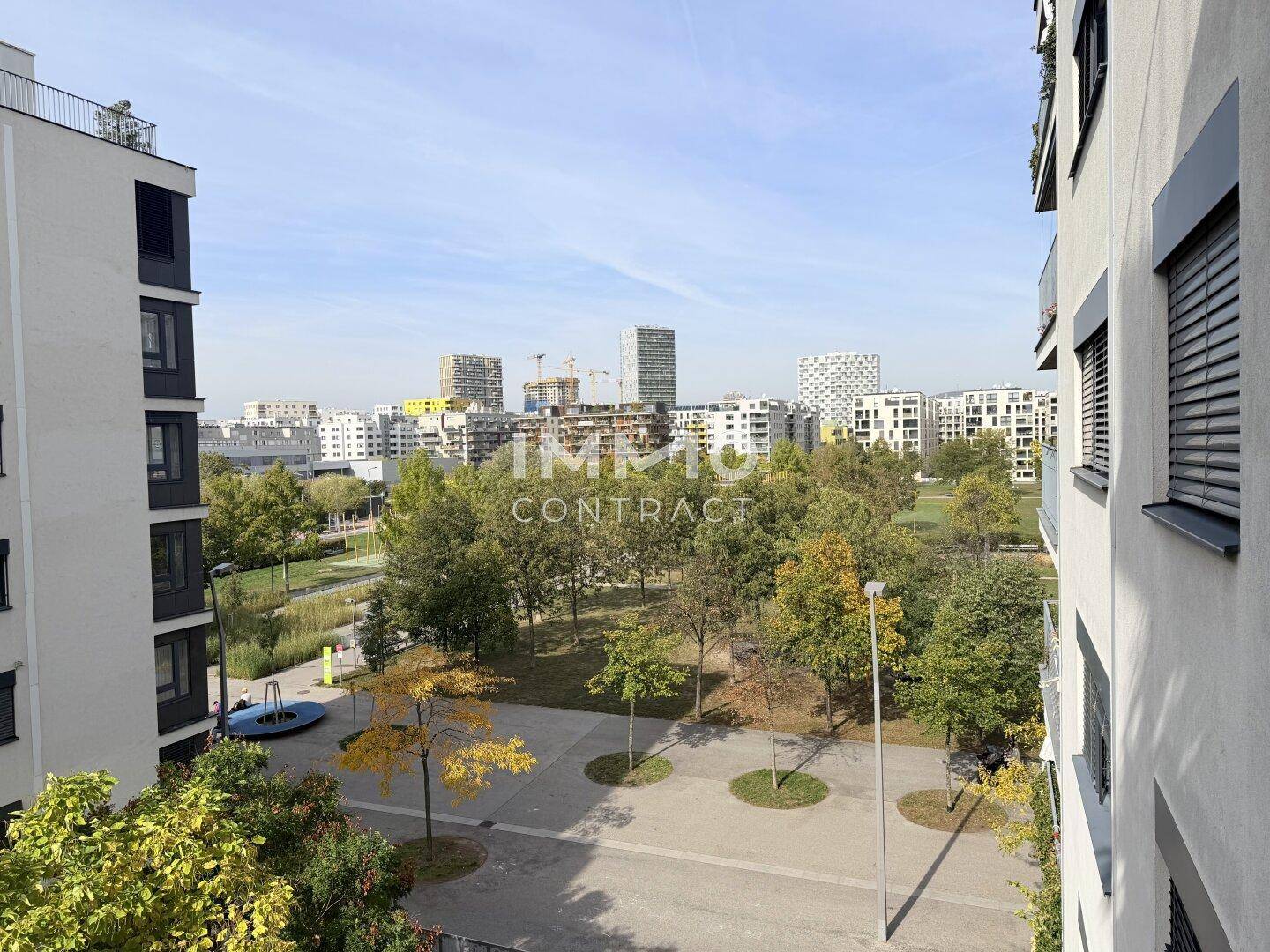 Weitläufiger Blick auf einen grünen Park und die umliegende Stadtlandschaft.