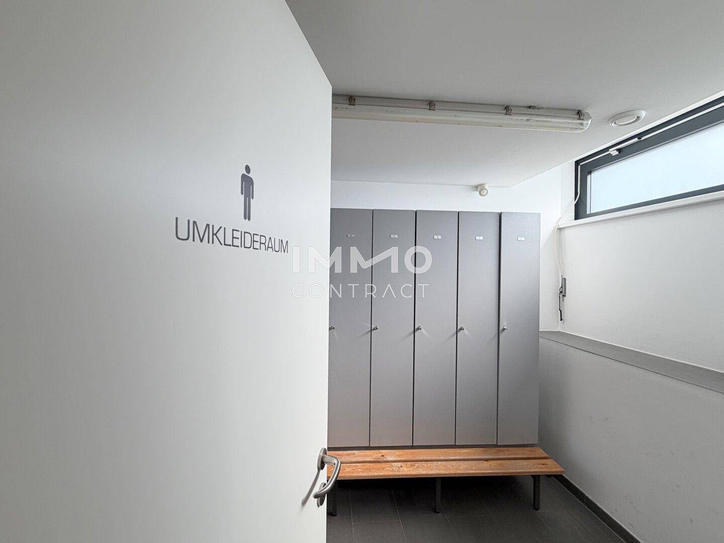 Umkleideraum mit Spinden und Sitzbank, ideal für Sport- oder Gemeinschaftseinrichtungen.