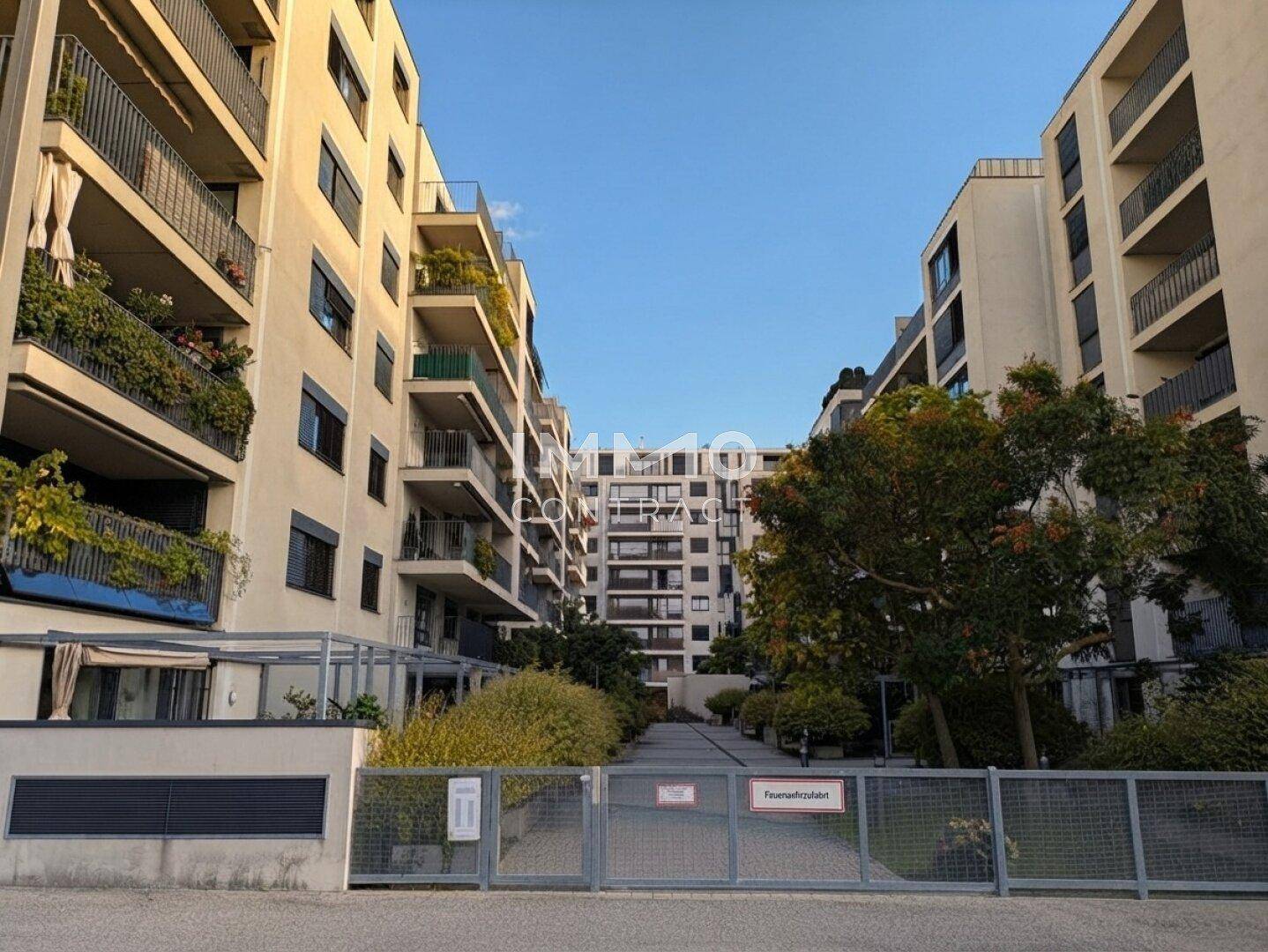Moderne Wohnanlage mit ansprechenden Fassaden und begrünten Außenbereichen.